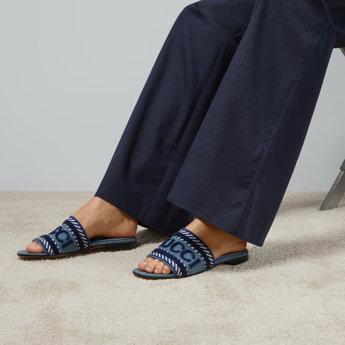 Women’s slide sandal with Gucci script - Image 2